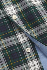 Nahaufnahme aus schräger Perspektive des Polo Ralph Lauren Oxford-Hemd Button-Down-Kragen dunkelgrün/weiß kariert mit weichem Griff, klassischem Karo und Knopfleiste.
