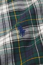 Nahaufnahme aus schräger Perspektive des Polo Ralph Lauren Oxford-Hemd Button-Down-Kragen dunkelgrün/weiß kariert mit klassischem Karo, weichem Griff und Polospieler-Stitching.