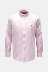 Polo Ralph Lauren Oxford-Hemd Button-Down-Kragen rosé/weiß gestreift, Slim Fit, reine Baumwolle, Frontansicht mit Brust-Stitching und klassischem Streifenmuster.
