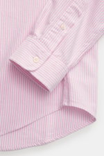 Polo Ralph Lauren Oxford-Hemd Button-Down-Kragen rosé/weiß gestreift, Nahaufnahme von Manschette und Saum, reine Baumwolle, Slim Fit, klassische Details.