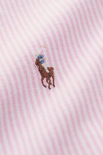Nahaufnahme des Polo Ralph Lauren Oxford-Hemd Button-Down-Kragen rosé/weiß gestreift mit mehrfarbiger Polo-Reiter-Stickerei, feiner Baumwoll-Oxford-Struktur.