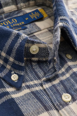 Alt-Tag (124 Zeichen): Nahaufnahme aus schräger Perspektive des Polo Ralph Lauren Flanellhemd Button-Down-Kragen sand/navy/grau kariert.  

Beschreibung mit integriertem Inhalt: Das Bild zeigt aus naher, schräger Perspektive das Polo Ralph Lauren Flanellh