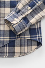 Polo Ralph Lauren Flanellhemd Button-Down-Kragen sand/navy/grau kariert, Detailaufnahme von Ärmel und Saum, weicher Baumwoll-Flanell mit klassischem Karo, Knopfleiste und Sportmanschette.