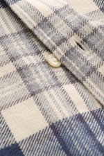 Nahaufnahme des Polo Ralph Lauren Flanellhemd Button-Down-Kragen sand/navy/grau kariert, Detail Knopf und Karo-Muster aus weichem Baumwoll-Flanell.