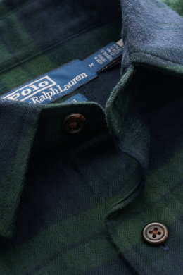 Nahaufnahme aus schräger Perspektive des Polo Ralph Lauren Flanellhemd schmaler Kragen navy/dunkelgrün kariert mit weichem Baumwoll-Flanell, Karo-Design, Knöpfen und Label.

Beschreibung (Inhalt aus Text integriert): Angenehm weicher Karo-Klassiker mit Li