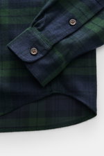 Nahaufnahme von Ärmel und Saum des Polo Ralph Lauren Flanellhemds schmaler Kragen navy/dunkelgrün kariert aus weichem Baumwoll-Flanell.