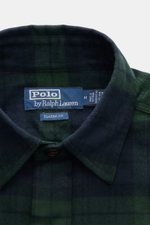 Nahaufnahme des Polo Ralph Lauren Flanellhemd schmaler Kragen navy/dunkelgrün kariert, weicher Baumwoll-Flanell, klassisches Karo, Label innen sichtbar.