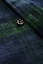 Nahaufnahme des Polo Ralph Lauren Flanellhemd schmaler Kragen navy/dunkelgrün kariert aus weichem Baumwoll-Flanell mit Knopf und Detail-Stitching, frontale Perspektive.