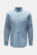 Frontansicht eines stilvollen Polo Ralph Lauren Chambray-Hemd Button-Down-Kragen rauchblau aus reiner Baumwolle mit Slim Fit, Brust-Stitching und gerundetem Saum.