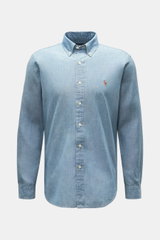 Frontansicht eines stilvollen Polo Ralph Lauren Chambray-Hemd Button-Down-Kragen rauchblau aus reiner Baumwolle mit Slim Fit, Brust-Stitching und gerundetem Saum.