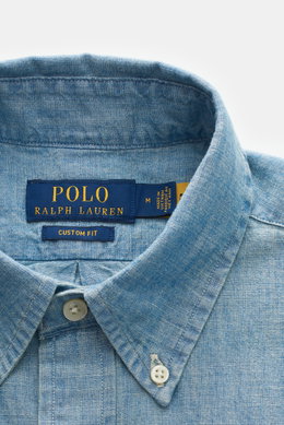 Polo Ralph Lauren Chambray-Hemd Button-Down-Kragen rauchblau, Nahaufnahme von oben auf reines Baumwoll-Chambray mit strukturierter Oberfläche.