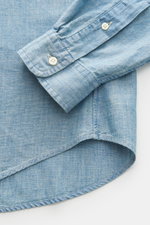 Polo Ralph Lauren Chambray-Hemd Button-Down-Kragen rauchblau, Detailansicht von Ärmel und Saum, Baumwoll-Chambray, Slim Fit, leicht strukturiert.