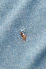 Polo Ralph Lauren Chambray-Hemd Button-Down-Kragen rauchblau, Detailansicht des sportlichen Baumwoll-Chambray mit mehrfarbigem Polospieler-Stitching.