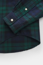 alt="Nahaufnahme des Polo Ralph Lauren Oxford-Hemds Button-Down-Kragen navy/grün kariert, fotografiert von schräg oben mit Details wie klassischem Karo, weichem Baumwollstoff, Knopfleiste und gerundetem Saum