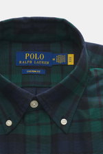 Nahaufnahme des Polo Ralph Lauren Oxford-Hemd Button-Down-Kragen navy/grün kariert, fotografiert von vorne, mit weichem Oxford-Gewebe, klassischem Karo-Muster, Knopfleiste und Polospieler-Stitching. Winterliche Vibes, reine Baumwolle, Regular Fit.