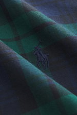 Nahaufnahme aus schräger Perspektive eines Polo Ralph Lauren Oxford-Hemd Button-Down-Kragen navy/grün kariert mit klassischem Karo-Muster, Polospieler-Stitching und weichem Baumwoll-Oxford-Gewebe.