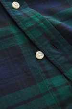 Nahaufnahme von Polo Ralph Lauren Oxford-Hemd Button-Down-Kragen navy/grün kariert mit Knopfleiste, klassischem Karo-Muster und weichem Baumwollstoff.