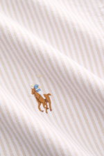 Nahaufnahme des Polo Ralph Lauren Oxford-Hemd Button-Down-Kragen beige/weiß gestreift mit feinem Streifenmuster und mehrfarbiger Logo-Stickerei.