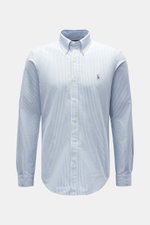 Polo Ralph Lauren Oxford-Hemd Button-Down-Kragen hellblau/weiß gestreift, Slim Fit, mit Brust-Stitching, Rückenfalte, Sportmanschette, frontal fotografiert.