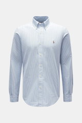 Polo Ralph Lauren Oxford-Hemd Button-Down-Kragen hellblau/weiß gestreift, Slim Fit, mit Brust-Stitching, Rückenfalte, Sportmanschette, frontal fotografiert.