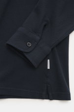 Nahaufnahme des navy blauen 04651/ A trip in a bag Piqué-Hemd mit schmalem Kragen, französischer Knopfleiste, Sportmanschette und Weblabel, feine Piqué-Struktur, aus reiner Baumwolle, Regular Fit, fotografiert von oben.