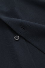 Nahaufnahme des navyfarbenen 04651/ A trip in a bag Piqué-Hemd schmaler Kragen navy mit feiner Piqué-Struktur, Knopf und Knopfloch aus Baumwolle.