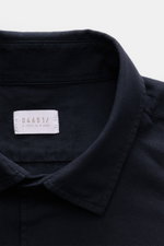 04651/ A trip in a bag Casual Hemd 'Winter Cotton' Kent-Kragen navy aus Baumwoll-Gabardine, Detailaufnahme von oben, weicher Griff, Regular Fit.