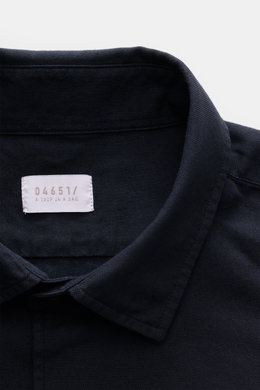 04651/ A trip in a bag Casual Hemd 'Winter Cotton' Kent-Kragen navy aus Baumwoll-Gabardine, Detailaufnahme von oben, weicher Griff, Regular Fit.