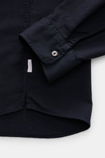 Detailaufnahme des 04651/ A trip in a bag Casual Hemd 'Winter Cotton' Kent-Kragen navy, Fokus auf Ärmel mit Knopf, Gabardine, Saum, Leistentasche.