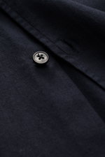 Nahaufnahme des navyfarbenen 04651/ A trip in a bag Casual Hemd 'Winter Cotton' Kent-Kragen mit französischer Knopfleiste und weichem Baumwoll-Gabardine-Stoff.