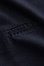 Nahaufnahme des navyfarbenen 04651/ A trip in a bag Casual Hemd 'Winter Cotton' Kent-Kragen, Detail der kleinen Leistentasche aus weicher Baumwoll-Gabardine, seitliche Perspektive.