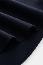 Detaillierte Nahaufnahme aus seitlicher Perspektive von navy Baumwoll-Gabardine des 04651/ A trip in a bag Casual Hemd 'Winter Cotton' Kent-Kragen, Regular Fit mit weichem Griff.