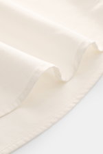 Nahaufnahme des cremefarbenen 04651/ A trip in a bag Casual Hemd 'Winter Cotton' mit Kent-Kragen, Baumwoll-Gabardine, weichem Griff, Regular Fit, französischer Knopfleiste, kleiner Leistentasche, klassischer Sportmanschette, leicht gerundetem Saum und kur