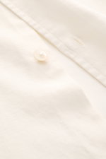 04651/ A trip in a bag Casual Hemd 'Winter Cotton' creme, Nahaufnahme von Knopf und französischer Knopfleiste, Baumwoll-Gabardine, Regular Fit, Kent-Kragen.