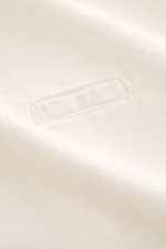 Nahaufnahme der kleinen Leistentasche aus weicher Baumwoll-Gabardine des cremefarbenen 04651/ A trip in a bag Casual Hemd 'Winter Cotton' mit Kent-Kragen, fotografiert aus schräger Perspektive.