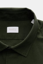 04651/ A trip in a bag Casual Hemd 'Winter Cotton' Kent-Kragen dunkelgrün im Close-up von oben, Gabardine-Baumwolle, weicher Griff, Regular Fit, Knopfleiste sichtbar.
