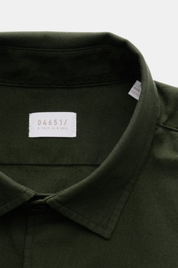 04651/ A trip in a bag Casual Hemd 'Winter Cotton' Kent-Kragen dunkelgrün im Close-up von oben, Gabardine-Baumwolle, weicher Griff, Regular Fit, Knopfleiste sichtbar.