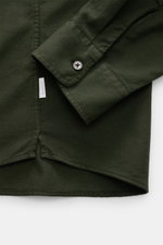 04651/ A trip in a bag Casual Hemd "Winter Cotton" dunkelgrün, Detailaufnahme Ärmel mit Knopf, Kent-Kragen, Baumwoll-Gabardine, Regular Fit, Saum mit Schlitzen