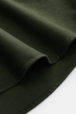 Dunkelgrüner Stoff in Nahaufnahme mit weichem Griff, Detailansicht des 04651/ A trip in a bag Casual Hemd 'Winter Cotton' Kent-Kragen.