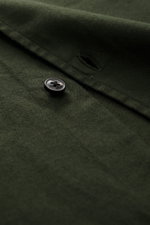 Nahaufnahme aus schräger Perspektive des dunkelgrünen 04651/ A trip in a bag Casual Hemd 'Winter Cotton' Kent-Kragen mit Baumwoll-Gabardine, weichem Griff und französischer Knopfleiste.