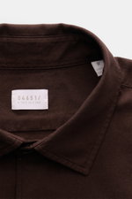Nahaufnahme von dunkelbraunem 04651/ A trip in a bag Casual Hemd 'Winter Cotton' Kent-Kragen, fotografiert von oben, weiche Baumwoll-Gabardine.