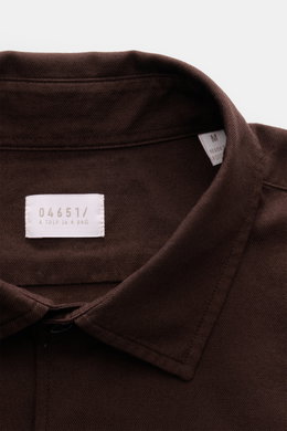 Nahaufnahme von dunkelbraunem 04651/ A trip in a bag Casual Hemd 'Winter Cotton' Kent-Kragen, fotografiert von oben, weiche Baumwoll-Gabardine.