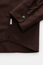04651/ A trip in a bag Casual Hemd 'Winter Cotton' Kent-Kragen dunkelbraun, Detailaufnahme von Ärmel und Saum, Gabardine Baumwolle, Regular Fit, weicher Griff, französische Knopfleiste, kleine Leistentasche, klassische Sportmanschette, leicht gerundeter S