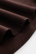 Braunes Baumwoll-Gabardine-Material des 04651/ A trip in a bag Casual Hemd 'Winter Cotton' Kent-Kragen, Detailaufnahme von der Stoffstruktur.