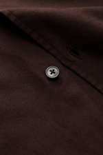 Nahaufnahme des dunkelbraunen 04651/ A trip in a bag Casual Hemd 'Winter Cotton' mit Kent-Kragen, Knopf und Baumwoll-Gabardine-Stoff, seitliche Perspektive.