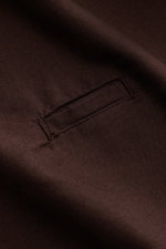 Nahaufnahme des dunkelbraunen 04651/ A trip in a bag Casual Hemd 'Winter Cotton' Kent-Kragen aus Baumwoll-Gabardine mit kleiner Leistentasche, weichem Griff.