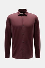 Frontansicht des bordeauxfarbenen 04651/ A trip in a bag Casual Hemd 'Winter Cotton' mit Kent-Kragen aus weicher Baumwoll-Gabardine, Regular Fit, Knopfleiste, kleiner Leistentasche, Sportmanschette und leicht gerundetem Saum.