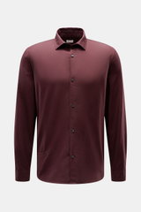 Frontansicht des bordeauxfarbenen 04651/ A trip in a bag Casual Hemd 'Winter Cotton' mit Kent-Kragen aus weicher Baumwoll-Gabardine, Regular Fit, Knopfleiste, kleiner Leistentasche, Sportmanschette und leicht gerundetem Saum.