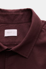 Nahaufnahme des Kent-Kragens vom 04651/ A trip in a bag Casual Hemd 'Winter Cotton' bordeaux aus Baumwoll-Gabardine, weicher Griff.