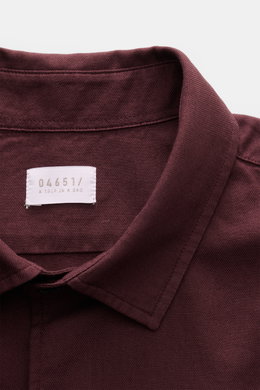 Nahaufnahme des Kent-Kragens vom 04651/ A trip in a bag Casual Hemd 'Winter Cotton' bordeaux aus Baumwoll-Gabardine, weicher Griff.